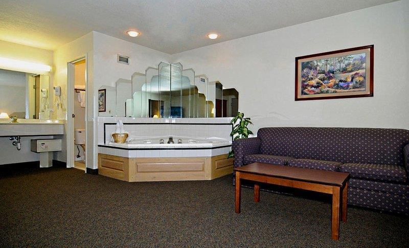 Best Western Fostoria Inn And Suites Номер фото